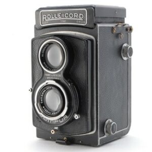 Suzanne — Rolleicord IIa - Carl Zeiss Triotar 75 mm f/3.5